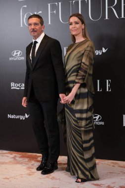 Antonio Banderas ve Nicole Kimbel, 27 Kasım 2019 'da İspanya' da, Madrid 'deki Four Seasons otelinin ELLE For FUTURE fotoğraf çekiminde birlikte poz verdiler.