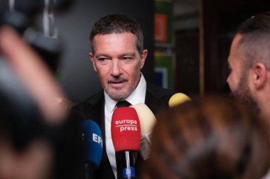 Antonio Banderas ve Nicole Kimbel, 27 Kasım 2019 'da İspanya' da, Madrid 'deki Four Seasons otelinin ELLE For FUTURE fotoğraf çekiminde birlikte poz verdiler.