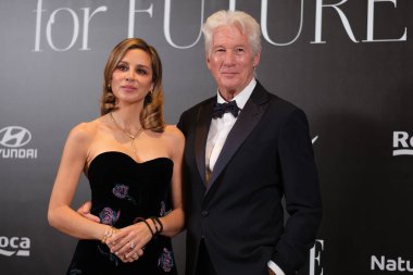 Richard Gere ve Alejandra Gerel 27 Kasım 2019 'da İspanya' da, Madrid 'deki Four Seasons Oteli' ndeki ELLE For FUTURE fotoğraf çekiminde birlikte poz verdiler.
