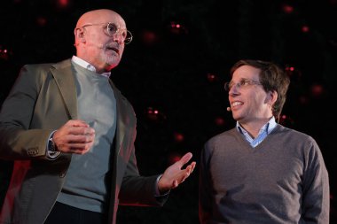 Jos Luis Martnez Almeida ve Luis de la Fuente, 28 Kasım 2024 tarihinde İspanya 'nın Madrid kentinde, Puerta del Sol' da 2024 yılbaşı ışıkları altında,