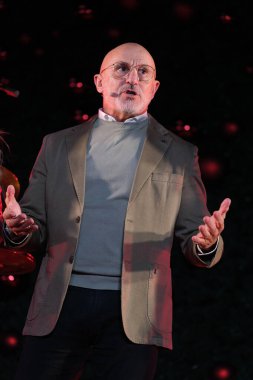 Ulusal futbol koçu Luis de la Fuente, Puerta del Sol 'da 2024 yılının ışıklandırması sırasında, 28 Kasım 2024 tarihinde İspanya' nın Madrid kentinde. 