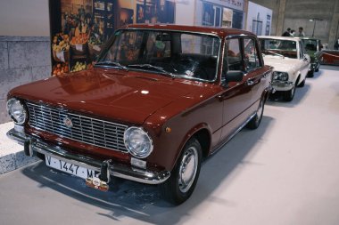 Ifema Madrid 'deki Retromvil gösterisinde klasik arabalar, 29 Kasım 2024 İspanya