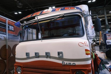 Ifema Madrid 'deki Retromvil gösterisinde klasik arabalar, 29 Kasım 2024 İspanya