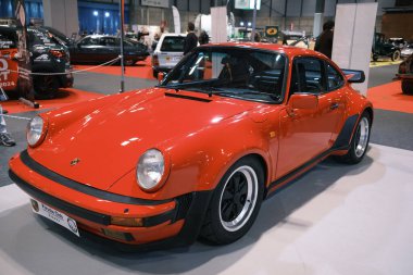 Ifema Madrid 'deki Retromvil gösterisinde klasik arabalar, 29 Kasım 2024 İspanya