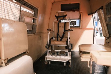 Ifema Madrid 'deki Retromvil gösterisinde klasik arabalar, 29 Kasım 2024 İspanya
