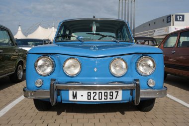 Ifema Madrid 'deki Retromvil gösterisinde klasik arabalar 30 Kasım 2024 İspanya