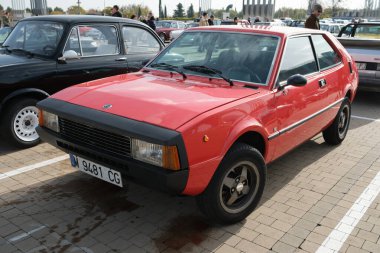 Ifema Madrid 'deki Retromvil gösterisinde klasik arabalar 30 Kasım 2024 İspanya