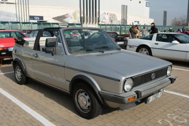 Ifema Madrid 'deki Retromvil gösterisinde klasik arabalar 30 Kasım 2024 İspanya