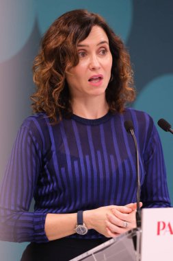 Madrid Topluluğu Başkanı Isabel Diaz Ayuso, 2 Aralık 2024 'te Madrid İspanya' nın başkenti Madrid 'de Noel için Madrid' e bir hediye olarak tanıtım kampanyasını sunar.. 