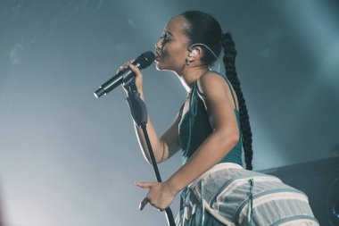 Griff olarak bilinen İngiliz şarkıcı Sarah Faith Griffiths 3 Aralık 2024 'te La Riviera' da sahne aldı.