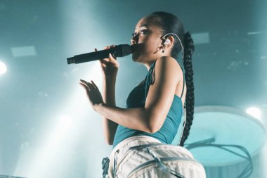 Griff olarak bilinen İngiliz şarkıcı Sarah Faith Griffiths 3 Aralık 2024 'te La Riviera' da sahne aldı.