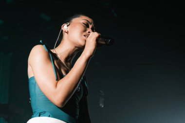 Griff olarak bilinen İngiliz şarkıcı Sarah Faith Griffiths 3 Aralık 2024 'te La Riviera' da sahne aldı.