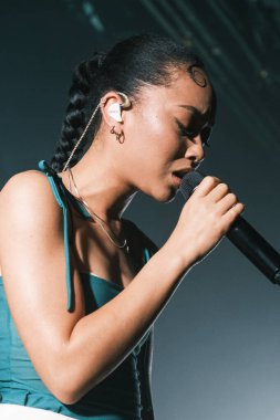 Griff olarak bilinen İngiliz şarkıcı Sarah Faith Griffiths 3 Aralık 2024 'te La Riviera' da sahne aldı.