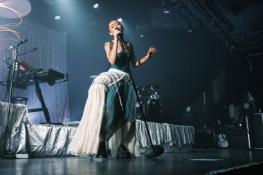 Griff olarak bilinen İngiliz şarkıcı Sarah Faith Griffiths 3 Aralık 2024 'te La Riviera' da sahne aldı.