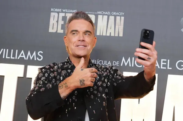  Şarkıcı Robbie Williams, 4 Aralık 2024 'te Madrid' deki Capitol sinemasında 