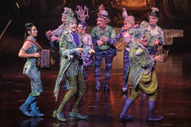 EDITORIAL Sadece Kullanım) Sanatçılar Alegra sırasında Cirque Du Soleil 'in gösterisini 4 Aralık 2024 tarihinde Madrid İspanya' da sergilediler.