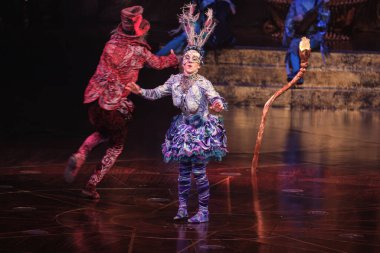 EDITORIAL Sadece Kullanım) Sanatçılar Alegra sırasında Cirque Du Soleil 'in gösterisini 4 Aralık 2024 tarihinde Madrid İspanya' da sergilediler.