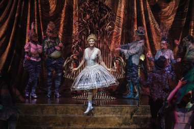 EDITORIAL Sadece Kullanım) Sanatçılar Alegra sırasında Cirque Du Soleil 'in gösterisini 4 Aralık 2024 tarihinde Madrid İspanya' da sergilediler.