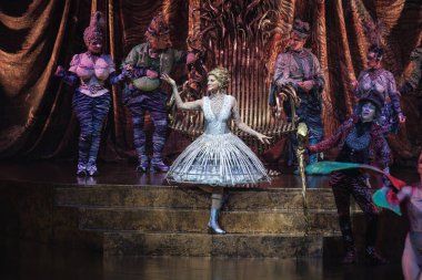 EDITORIAL Sadece Kullanım) Sanatçılar Alegra sırasında Cirque Du Soleil 'in gösterisini 4 Aralık 2024 tarihinde Madrid İspanya' da sergilediler.