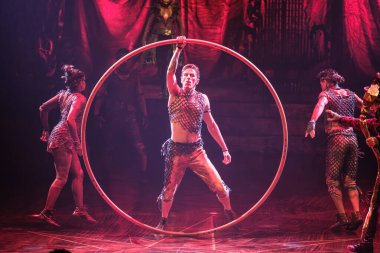 EDITORIAL Sadece Kullanım) Sanatçılar Alegra sırasında Cirque Du Soleil 'in gösterisini 4 Aralık 2024 tarihinde Madrid İspanya' da sergilediler.