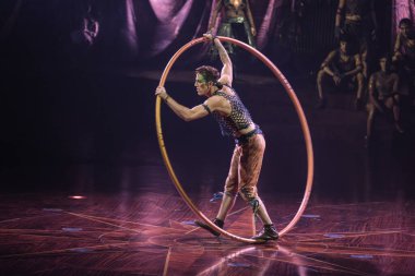 EDITORIAL Sadece Kullanım) Sanatçılar Alegra sırasında Cirque Du Soleil 'in gösterisini 4 Aralık 2024 tarihinde Madrid İspanya' da sergilediler.