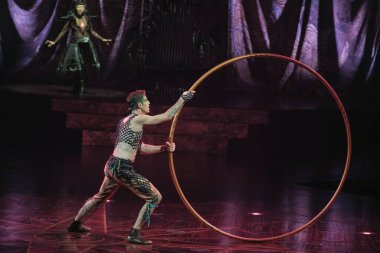 EDITORIAL Sadece Kullanım) Sanatçılar Alegra sırasında Cirque Du Soleil 'in gösterisini 4 Aralık 2024 tarihinde Madrid İspanya' da sergilediler.