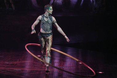 EDITORIAL Sadece Kullanım) Sanatçılar Alegra sırasında Cirque Du Soleil 'in gösterisini 4 Aralık 2024 tarihinde Madrid İspanya' da sergilediler.