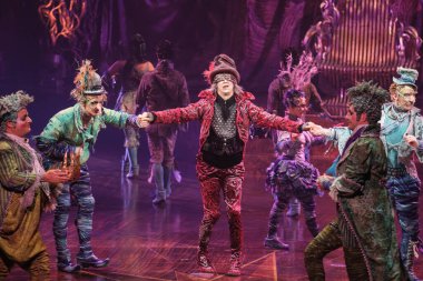 EDITORIAL Sadece Kullanım) Sanatçılar Alegra sırasında Cirque Du Soleil 'in gösterisini 4 Aralık 2024 tarihinde Madrid İspanya' da sergilediler.