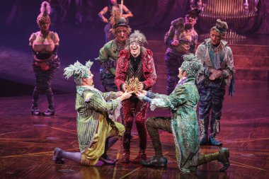 EDITORIAL Sadece Kullanım) Sanatçılar Alegra sırasında Cirque Du Soleil 'in gösterisini 4 Aralık 2024 tarihinde Madrid İspanya' da sergilediler.