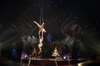 EDITORIAL Sadece Kullanım) Sanatçılar Alegra sırasında Cirque Du Soleil 'in gösterisini 4 Aralık 2024 tarihinde Madrid İspanya' da sergilediler.