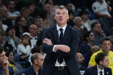 Fenerbahçe 'den Saras Jasikevicius, Real Madrid ile Fenerbahçe Beko İstanbul arasında oynanan Türk Hava Yolları EuroLeague Düzenli Sezonu 14. Raundunda 5 Aralık 2024 tarihinde Madrid İspanya' da oynanan WiZinkCenter 'da oynanan karşılaşmada İstanbul' da karşılaştı.