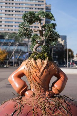 Ressam Velzquez Las Menina 'nın heykelinin şeklindeki heykel, 8 Aralık 2024 İspanya' daki Meninas Madrid Galerisi sergisinde sergilenmektedir.