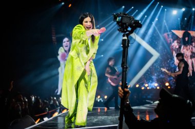 İtalyan şarkıcı Laura Pausini, 7 Aralık 2024 'te Madrid' de verdiği konserde sahne aldı.