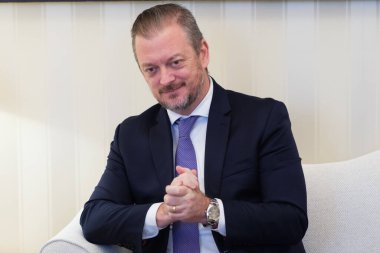 Isabel Diaz Ayuso, 9 Aralık 2024 tarihinde İspanya 'nın Madrid kentinde Real Casa de Correos' ta Uluslararası Engelliler Komitesi başkanı Andrew Parsons ile bir toplantı yaptı.