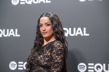 Chanel, 10 Aralık 2024 'te Madrid' deki Yeşil Bahçe 'deki Spotify Gala yardım derneğinin fotoğraf çekimine katıldı.