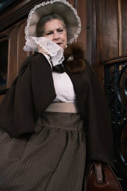 Anacrnicos Recreacion Histrica grubundan 1800 kostüm giyen bir grup insan, 15 Aralık 2024 İspanya Demiryolu Müzesi Madalyası 'nın 100. yıldönümüne katıldı.