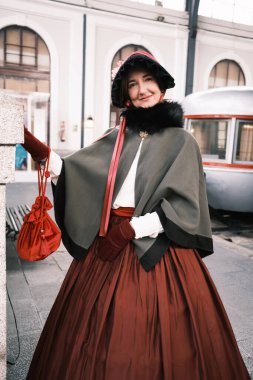 Anacrnicos Recreacion Histrica grubundan 1800 kostüm giyen bir grup insan, 15 Aralık 2024 İspanya Demiryolu Müzesi Madalyası 'nın 100. yıldönümüne katıldı.