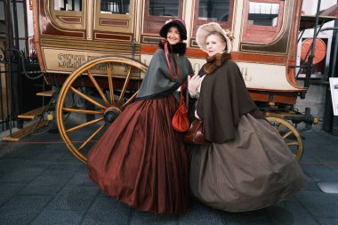 Anacrnicos Recreacion Histrica grubundan 1800 kostüm giyen bir grup insan, 15 Aralık 2024 İspanya Demiryolu Müzesi Madalyası 'nın 100. yıldönümüne katıldı.