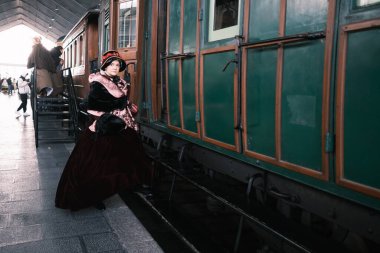 Anacrnicos Recreacion Histrica grubundan 1800 kostüm giyen bir grup insan, 15 Aralık 2024 İspanya Demiryolu Müzesi Madalyası 'nın 100. yıldönümüne katıldı.