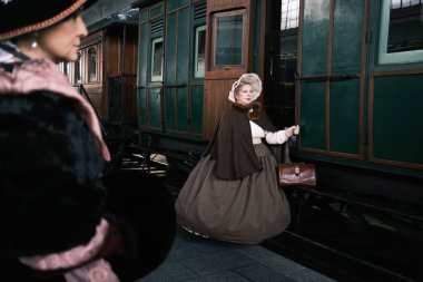 Anacrnicos Recreacion Histrica grubundan 1800 kostüm giyen bir grup insan, 15 Aralık 2024 İspanya Demiryolu Müzesi Madalyası 'nın 100. yıldönümüne katıldı.