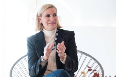 Maria Zurita, 16 Aralık 2024 'te Madrid' deki Rodilla Mağazası 'nda Alma sunumuna katılıyor.