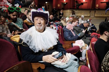 22 Aralık 2024 'te İspanya' nın Madrid kentindeki Teatro Real 'de düzenlenen' El Gordo 'adlı Noel Piyangosunun Sıradışı Çekilişi sırasında kostümlü insanlar.