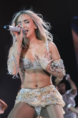 Şarkıcı Ana Mena, 22 Aralık 2024 tarihinde İspanya 'nın Madrid şehrindeki Wizcenter' da düzenlenen Bellodrama Tour konserinde sahne almaktadır..