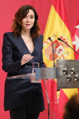 Madrid Topluluğu Başkanı Isabel Diaz Ayuso, yönetim konseyinin 26 Aralık 2024 tarihinde İspanya 'nın Madrid şehrinde bulunan Real Casa de Correos' ta bir basın toplantısı düzenledi.