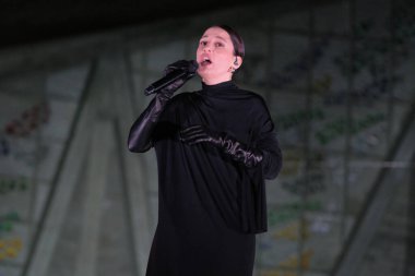 Portekizli Fado şarkıcı Carminho, 26 Aralık 2024 'te Madrid' deki Our Lady of Guadalupe Kilisesi 'nde sahne aldı.