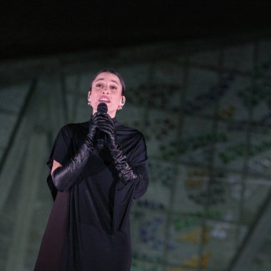 Portekizli Fado şarkıcı Carminho, 26 Aralık 2024 'te Madrid' deki Our Lady of Guadalupe Kilisesi 'nde sahne aldı.