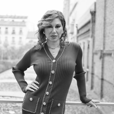 Şarkıcı Tamara, 27 Aralık 2024 'te Madrid' deki ARTE tiyatrosunda yapılan bir portre oturumunda poz verdi.