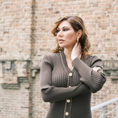 Şarkıcı Tamara, 27 Aralık 2024 'te Madrid' deki ARTE tiyatrosunda yapılan bir portre oturumunda poz verdi.