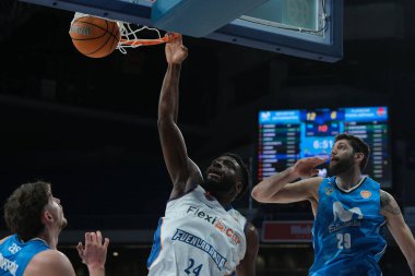 Liga ACB basketbol maçı sırasında Fuenlabrada oyuncusu Estudiantes ve Fuenlabrada en Wizcenter 29 Aralık 2024 tarihinde Madrid, İspanya