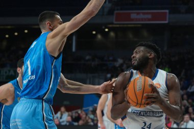 Liga ACB basketbol maçı sırasında Fuenlabrada oyuncusu Estudiantes ve Fuenlabrada en Wizcenter 29 Aralık 2024 tarihinde Madrid, İspanya